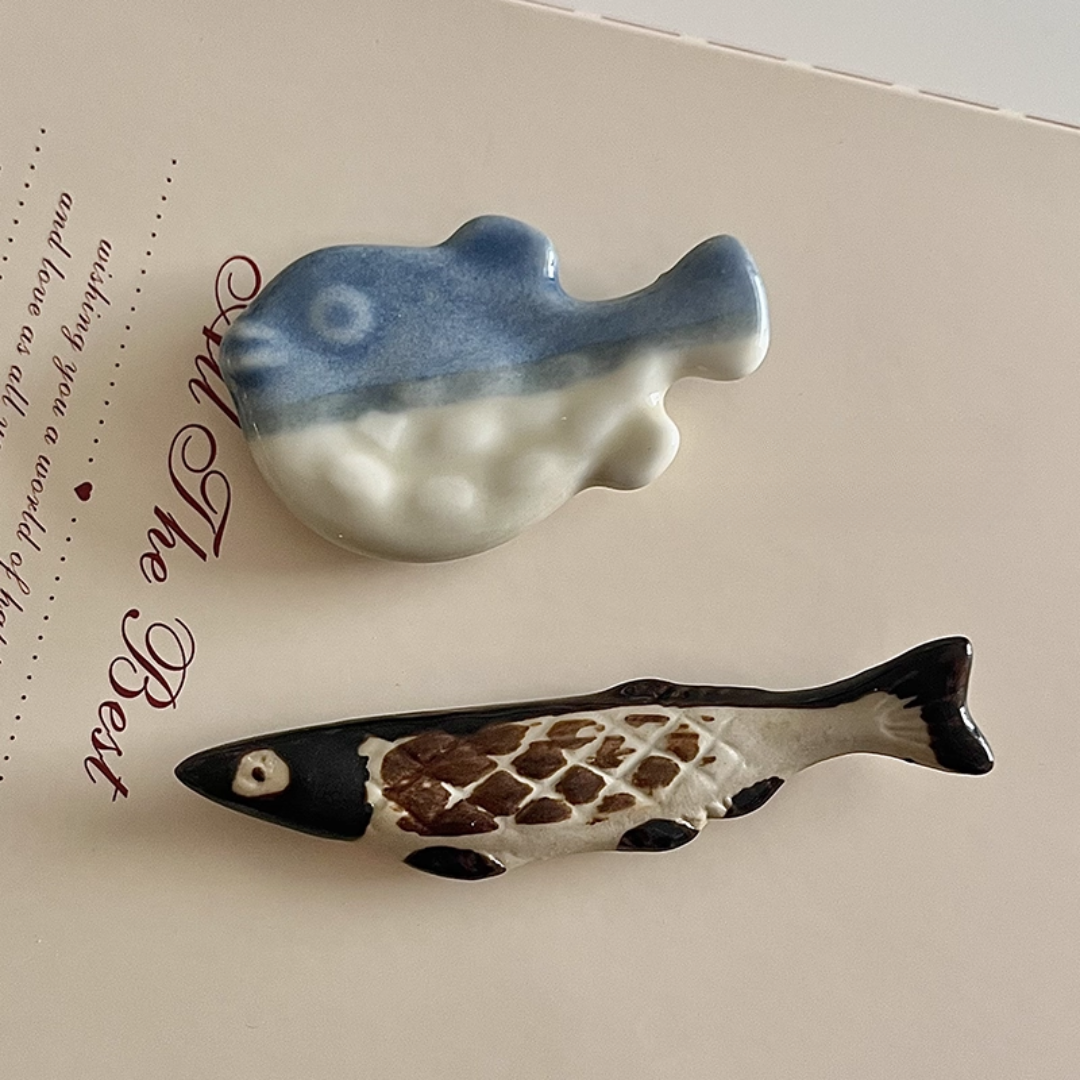 saury and puffer chopstick holder
