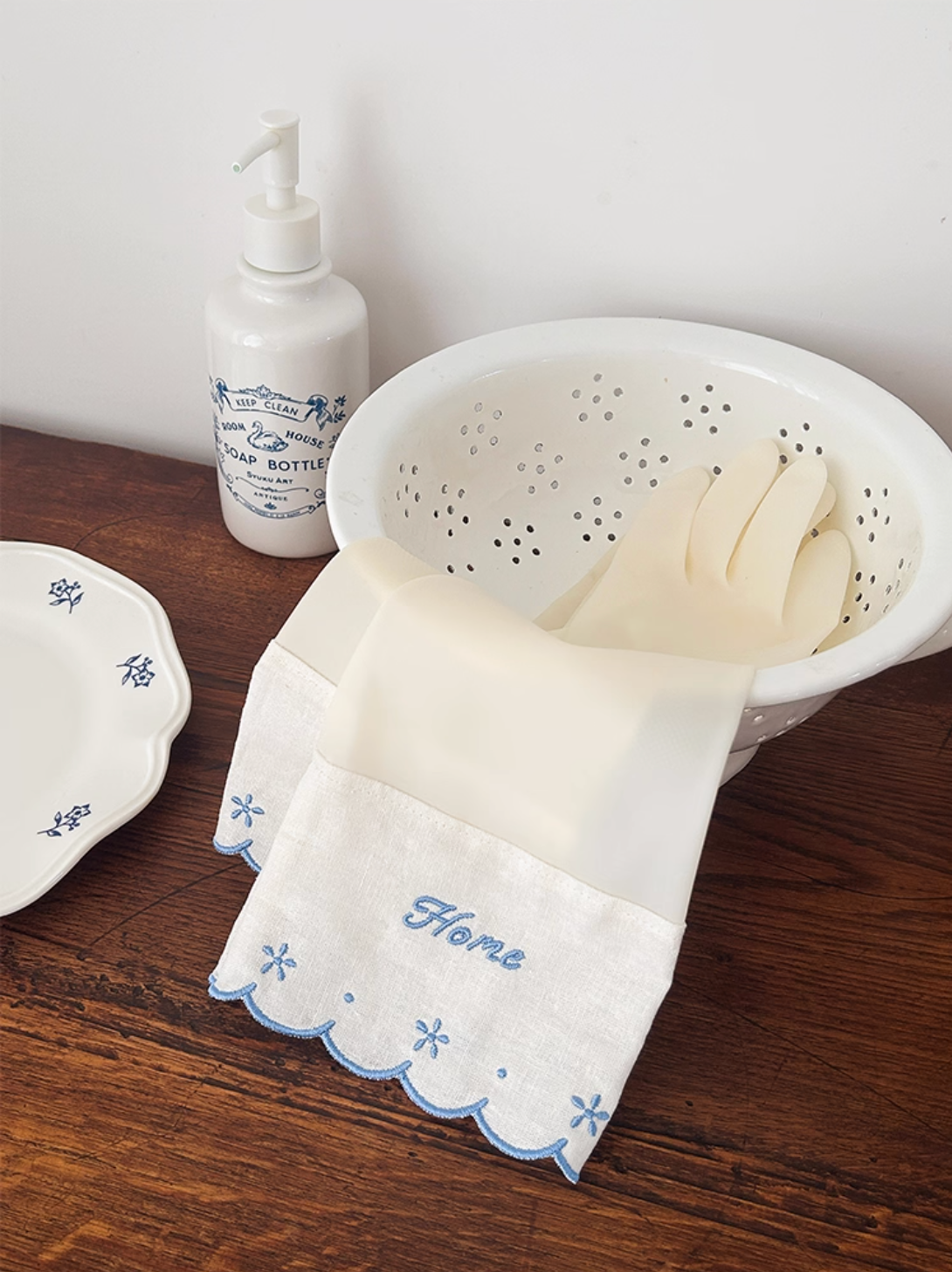 embroidered lace trimmed kitchen gloves