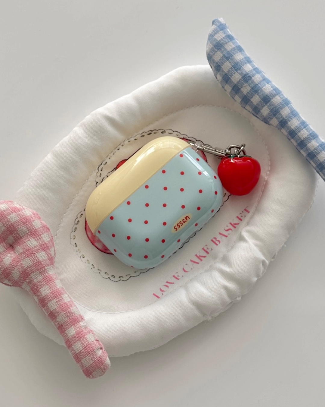 blue polka dots two-tone airpods case