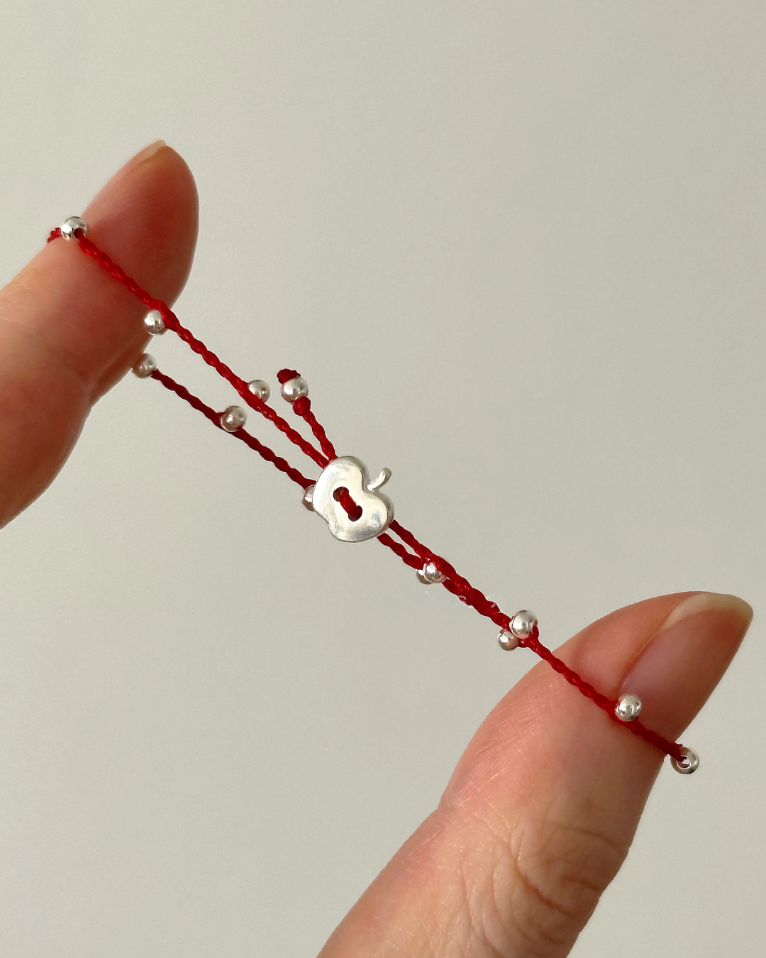 apple red thread bracelet