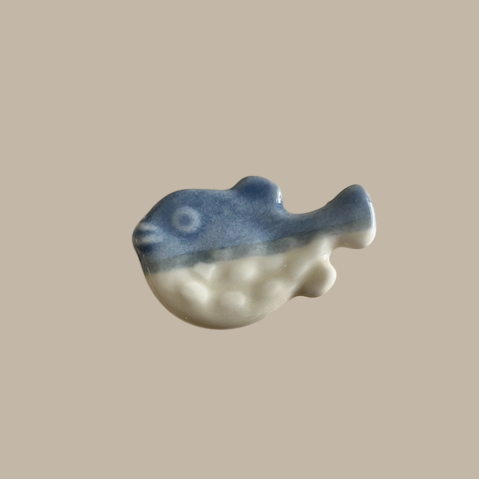 saury and puffer chopstick holder